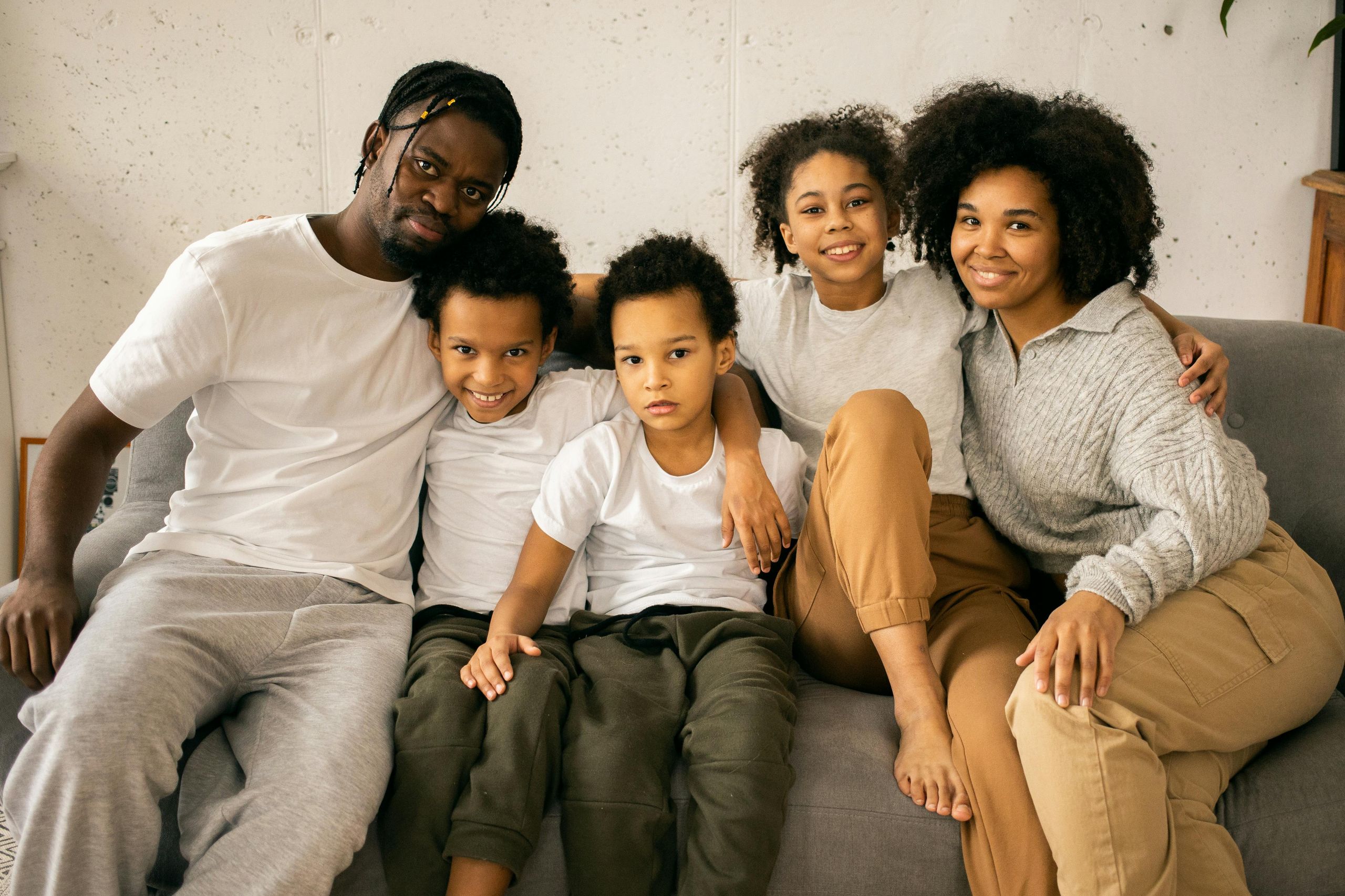 Família brasileira fazendo videochamada com internet de qualidade