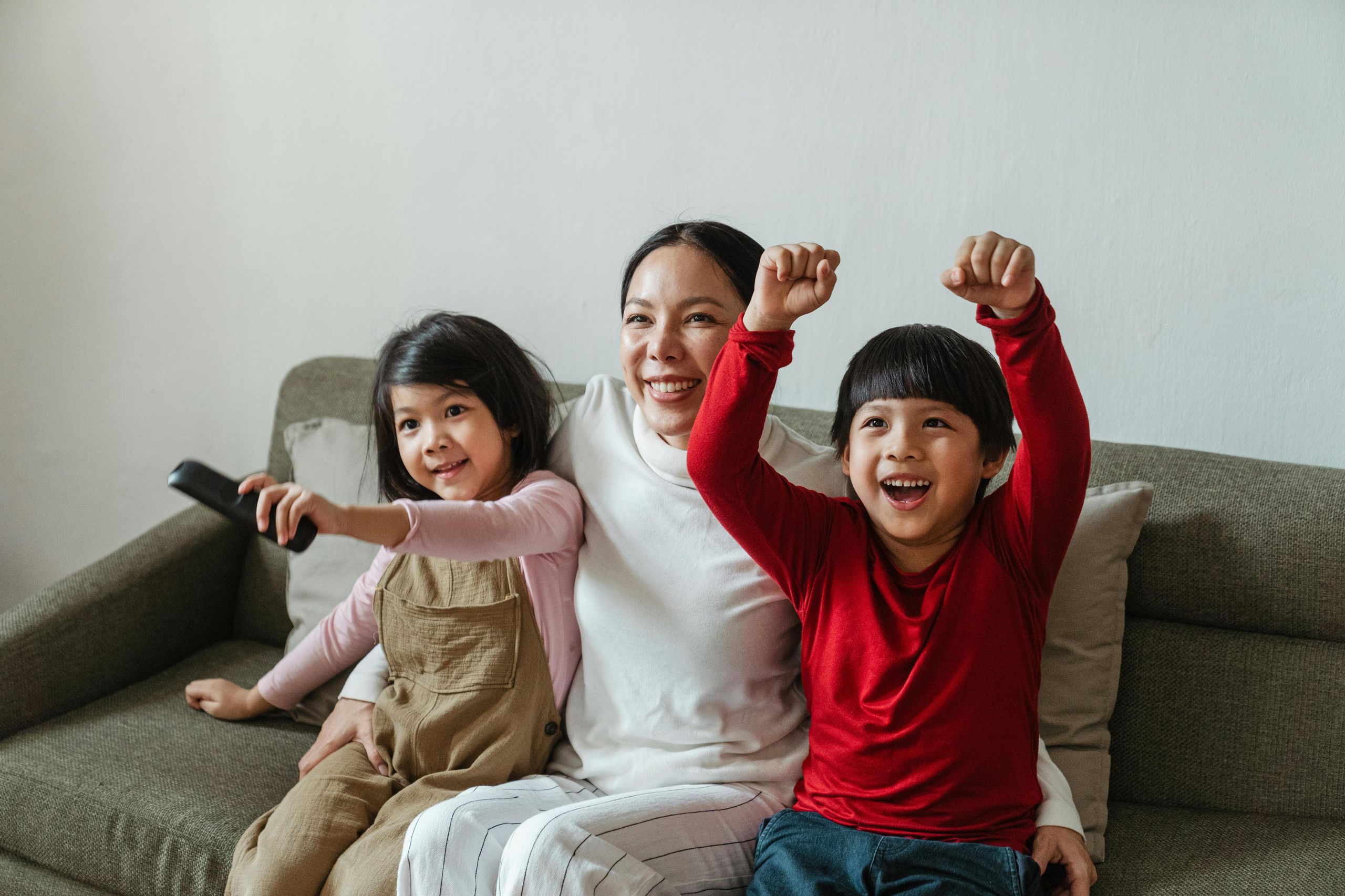 Família brasileira feliz assistindo TV com internet rápida