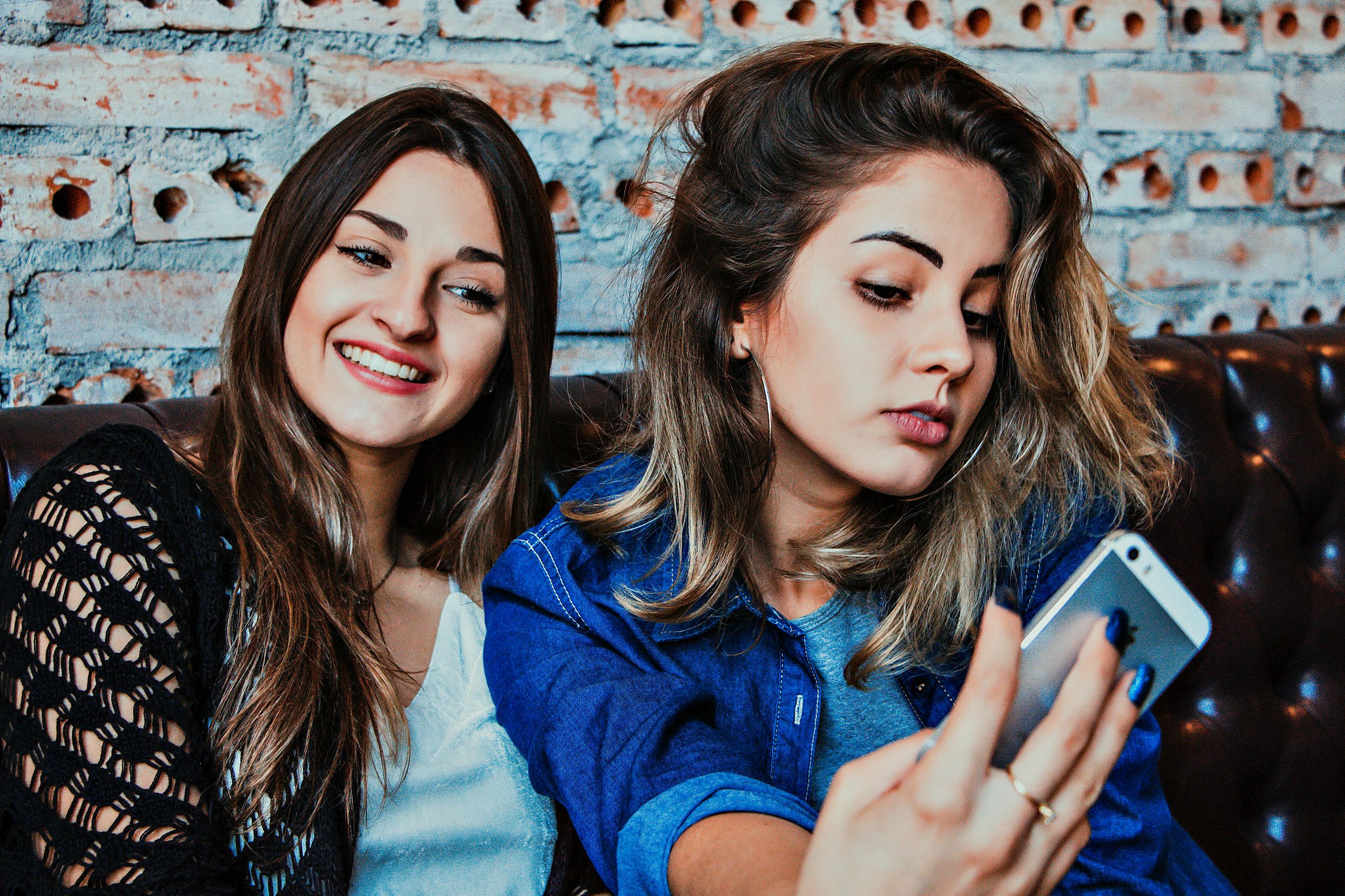 Jovem brasileiro usando internet rápida no smartphone