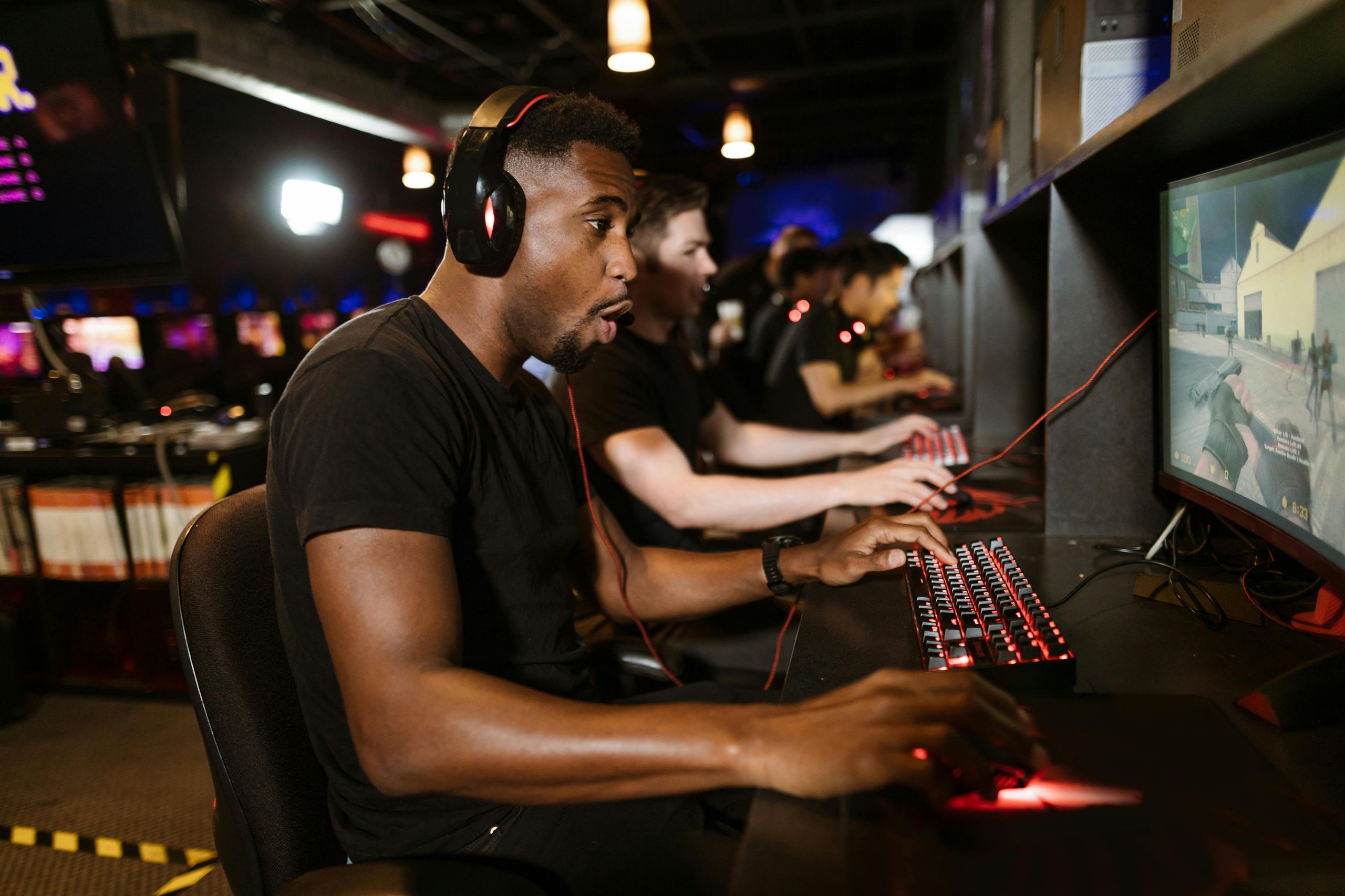 Gamer profissional jogando com internet de baixa latência